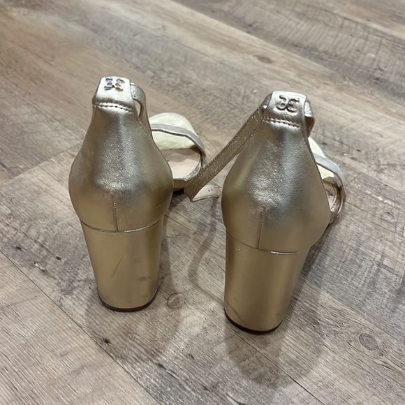 Gold scalloped heels - Picture 2 of 3